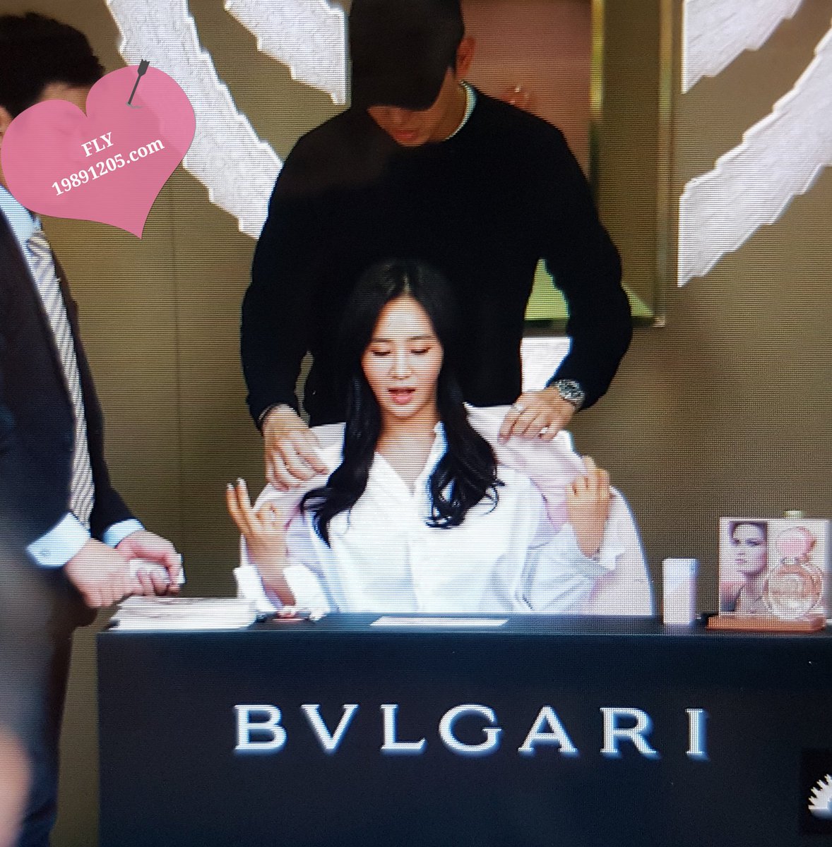 [PIC][09-10-2016]Yuri tham dự buổi Fansign thứ 2 cho thương hiệu nước hoa "BVLGARI Rose Goldea" tại Myeongdong Lotte Duty Free vào chiều nay CuT4GMaUIAAtNXu