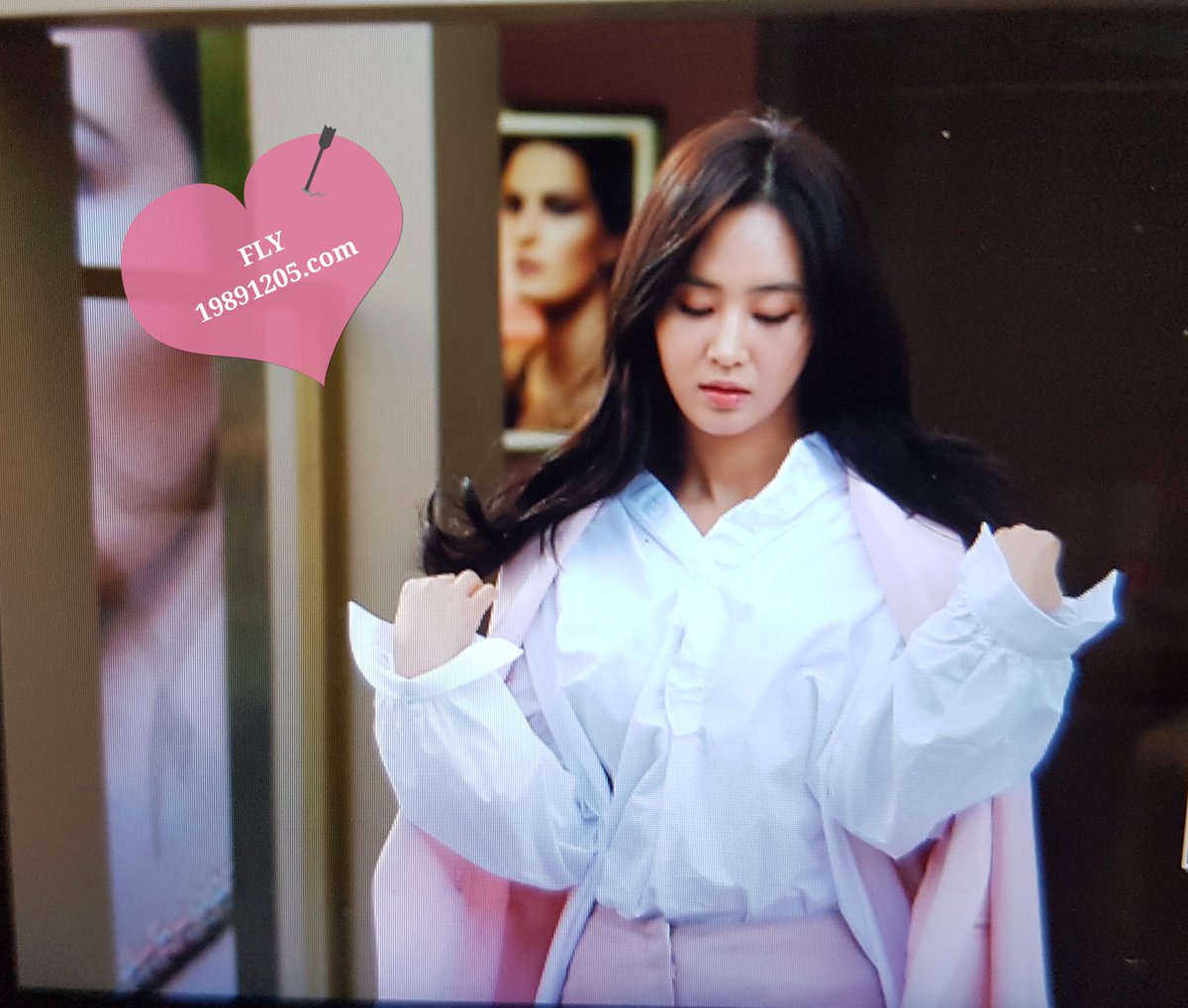 [PIC][09-10-2016]Yuri tham dự buổi Fansign thứ 2 cho thương hiệu nước hoa "BVLGARI Rose Goldea" tại Myeongdong Lotte Duty Free vào chiều nay CuT4aXMVIAAudLd
