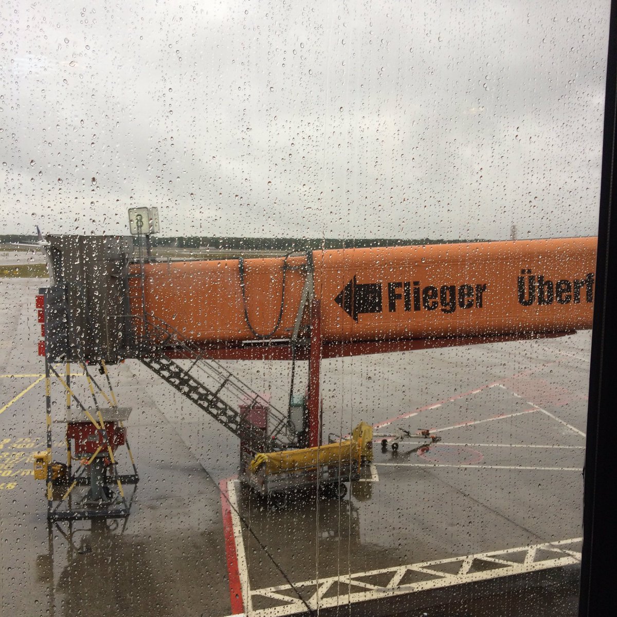 er1p's tweet image. leaving #berlin after a great week of #LinuxCon, #codeOpen, #dockersummit - the #clouds are particularly thick today