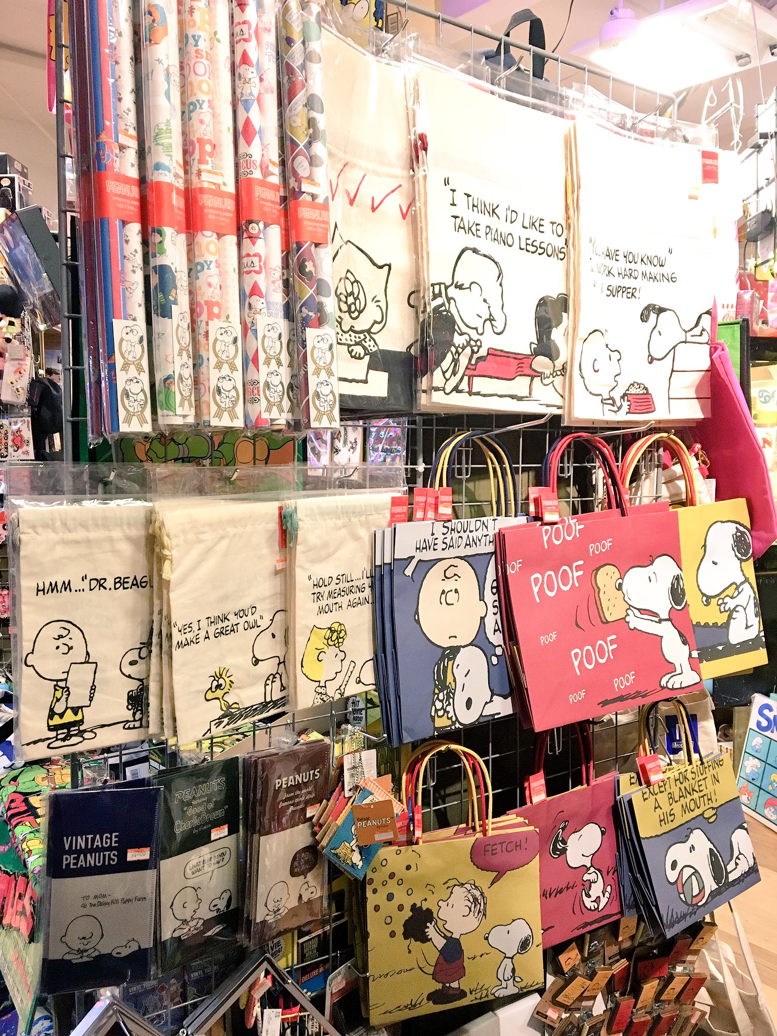 ヴィレッジヴァンガード新京極店 スヌーピー めちゃんこ可愛い スヌーピーのラッピング袋が入ってきましたぁ ๑ 巾着 ラッピングペーパー 紙袋とございます どれも可愛いすぎ これでプレゼントあげたいしもらいたい