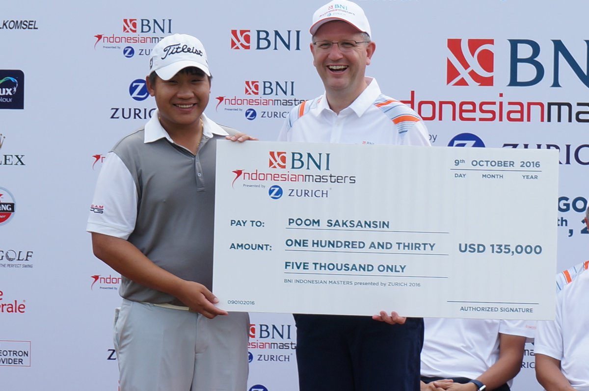 IndoMasters's tweet image. Presdir PT Zurich Topas Life, Peter Hubert, menyerahkan hadiah sebesar USD 135,000 kepada Poom Saksansin, pemenang #IMGOLF asal Thailand.