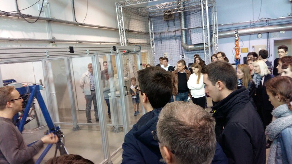 sbriot_bzh's tweet image. Presenting #parallelrobots during the French day of science #irccyn #FDS2016