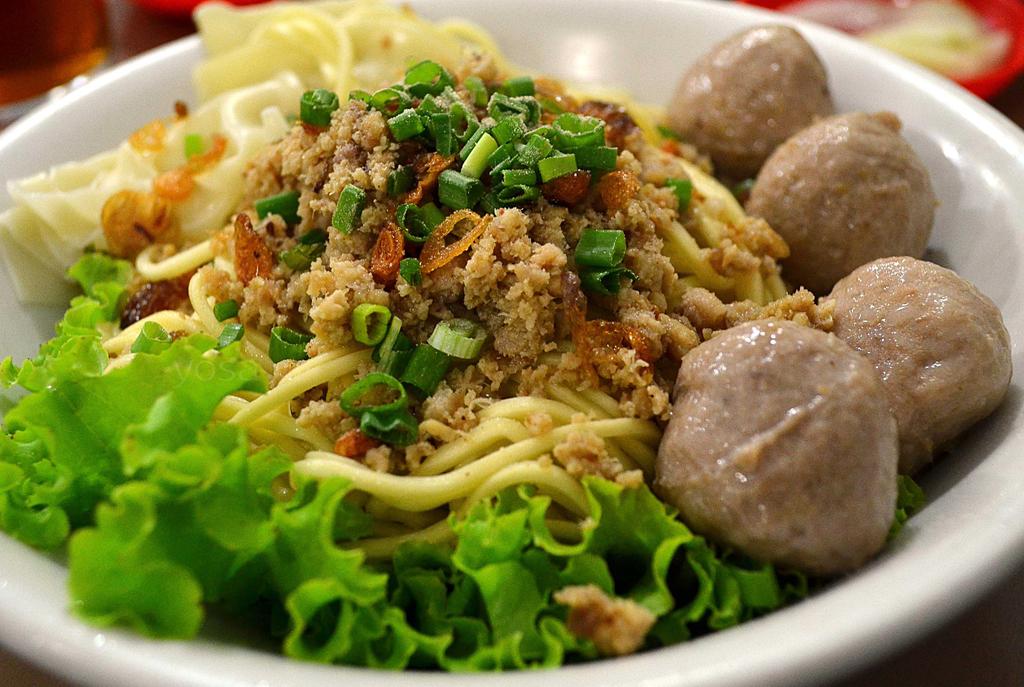 #9 Bakso. Di Singapura semangkuk bakso bisa dibandrol dengan harga SGD 5 atau sekitar Rp 50.000