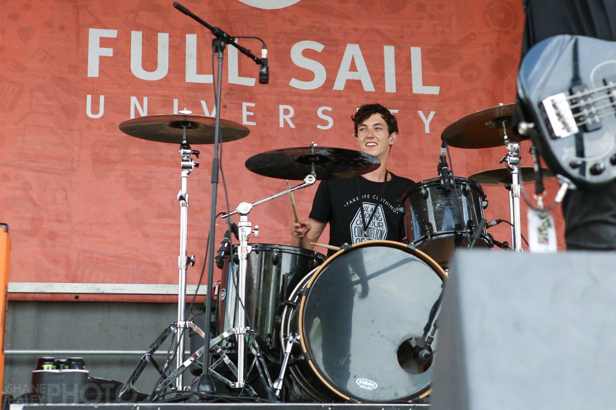 ShaneHaleyPhoto's tweet image. @joshwithcon Happy birthday!! Miss you! Can't wait for you to make it back stateside, in the meantime have a few Warped pics I took of you(: