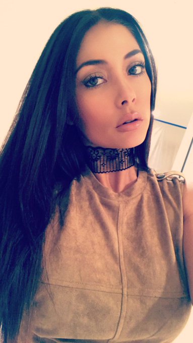 "Can't wait to stuff my face" look.Snapchat :AriannyCeleste https://t.co/u5MyoDEkYN