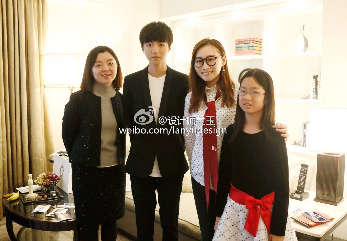 LANYU美国公司的同事帮助好朋友的女儿，小迷妹雯雯见到了自己的爱豆王俊凯。化妆间探班和合影，好朋友说小姑娘得迷糊好几天。[偷笑] 小迷妹太可爱了。