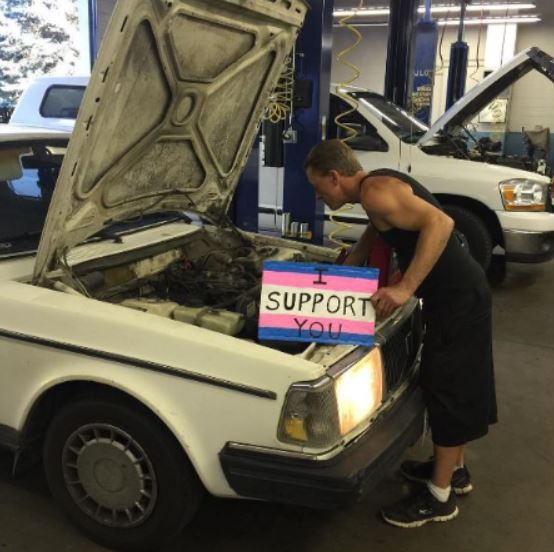 ell88tree's tweet photo. Thx, Mr the #Mechanic, for ur #SUPPORT ! @isupportyo #ISUPPORTYOU 😊 #LoveIsLove #Transgender 🦄 #LGBT #Portland #Oregon, u rock! #MTF #FTM 🇺🇸 https://t.co/fjIRaZE2JJ
