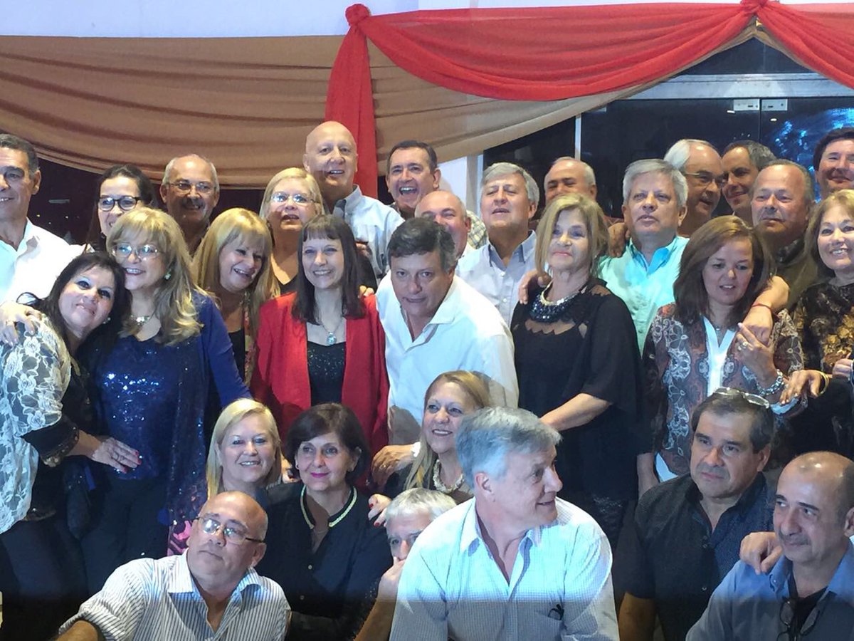 domingopeppo's tweet photo. Con mis compañeros de promoción del secundario. https://t.co/rlaXvd2ffh