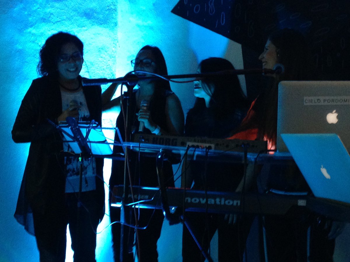 DOQUMENTAmx's tweet photo. Nuestra directora @crissbv cantando junto a @cielopordomingo ¡fiesta clausura #MuestraDocumentaQro! https://t.co/bUn3dF9zfa