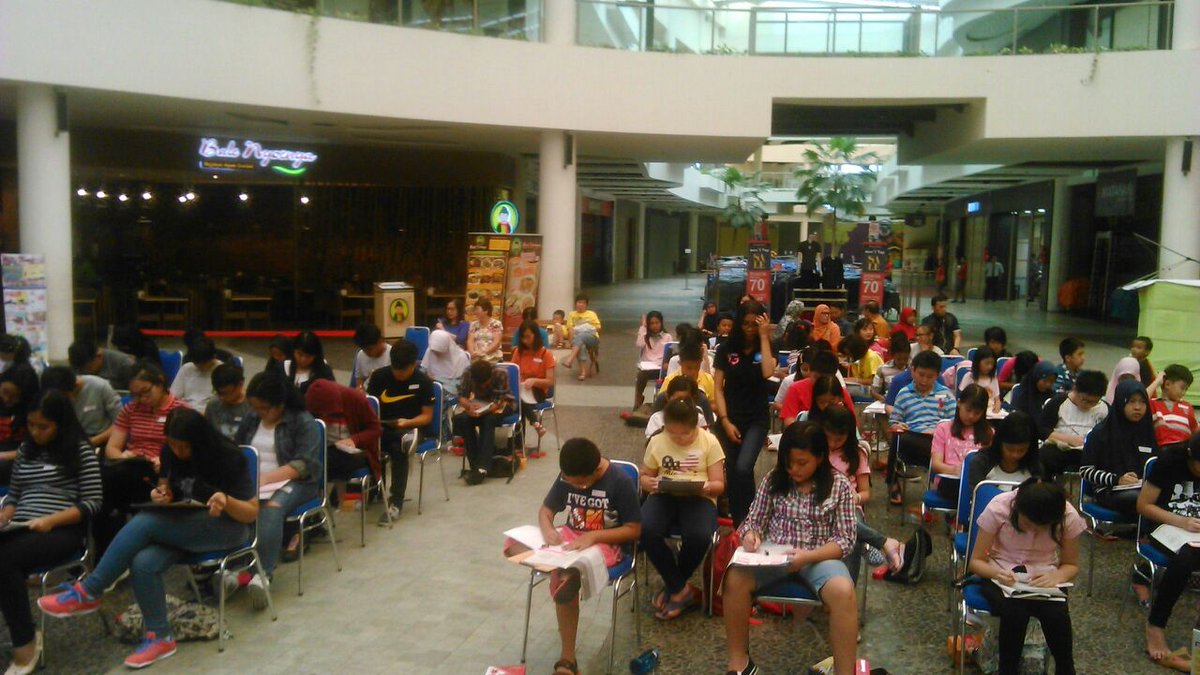 grasindo_id's tweet photo. Sssttt.. semuanya lagi serius mengerjakan soal-soal #TRYOUTSMARTSOLUTION nih #SobatGrasindo https://t.co/hrGvv9OnqC