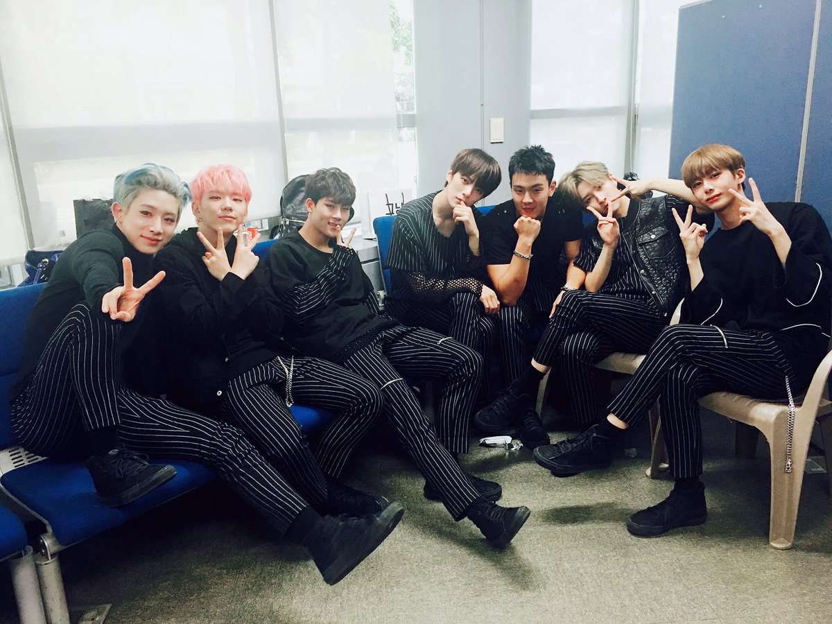 OfficialMONSTAX's tweet photo. [#MONSTA_X]
161009 #몬스타엑스 #파이터
#인기가요 #컴백 무대완료 📢
#난_너만_있으면_돼
#V_LIVE 에서 만나요 롸잇나우 https://t.co/5DpyceXWTt