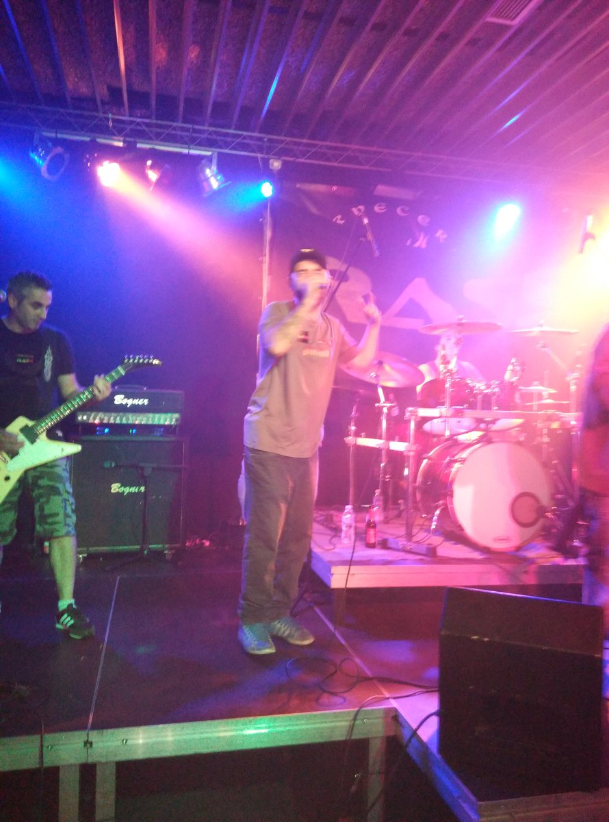 luissg82's tweet photo. #rass #Conciertazo #rockhouse @Toporass https://t.co/CxdASDOCJ5