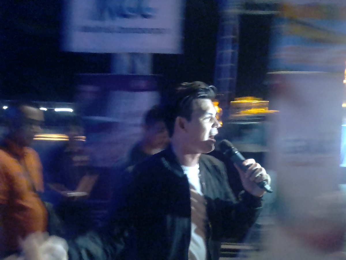 Chin_2127's tweet photo. @dion_ignacio  waah ang gwapo mo po! 😍😍 #KapusoHermosaFestival @KCCMallZamboanga 💛💛 #Blurred https://t.co/YdHtJLzplH
