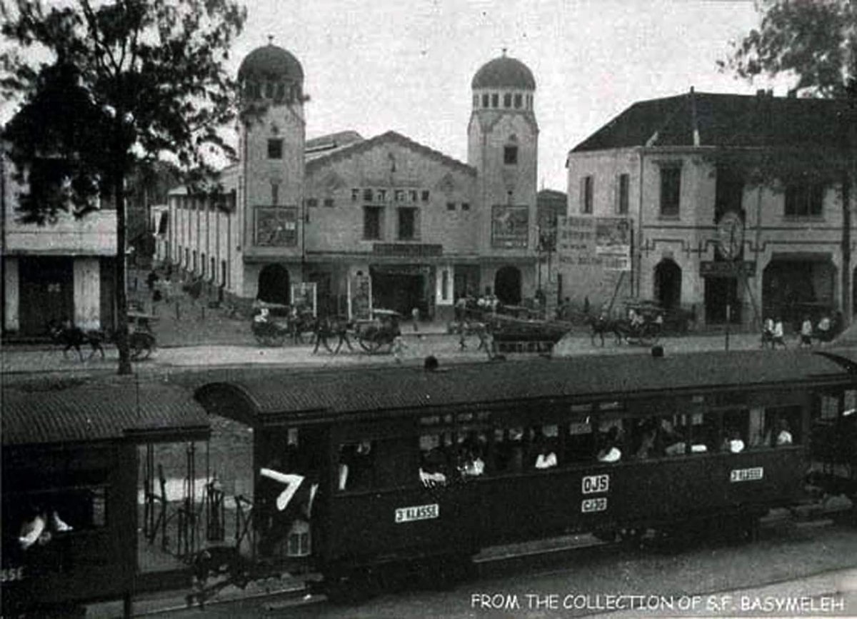 BIOSKOP AL HAMBRA tahun 1920. 
Tram uap jurusan ujung wonokromo melintas di jalan pinggir sungai pegirian. #STD