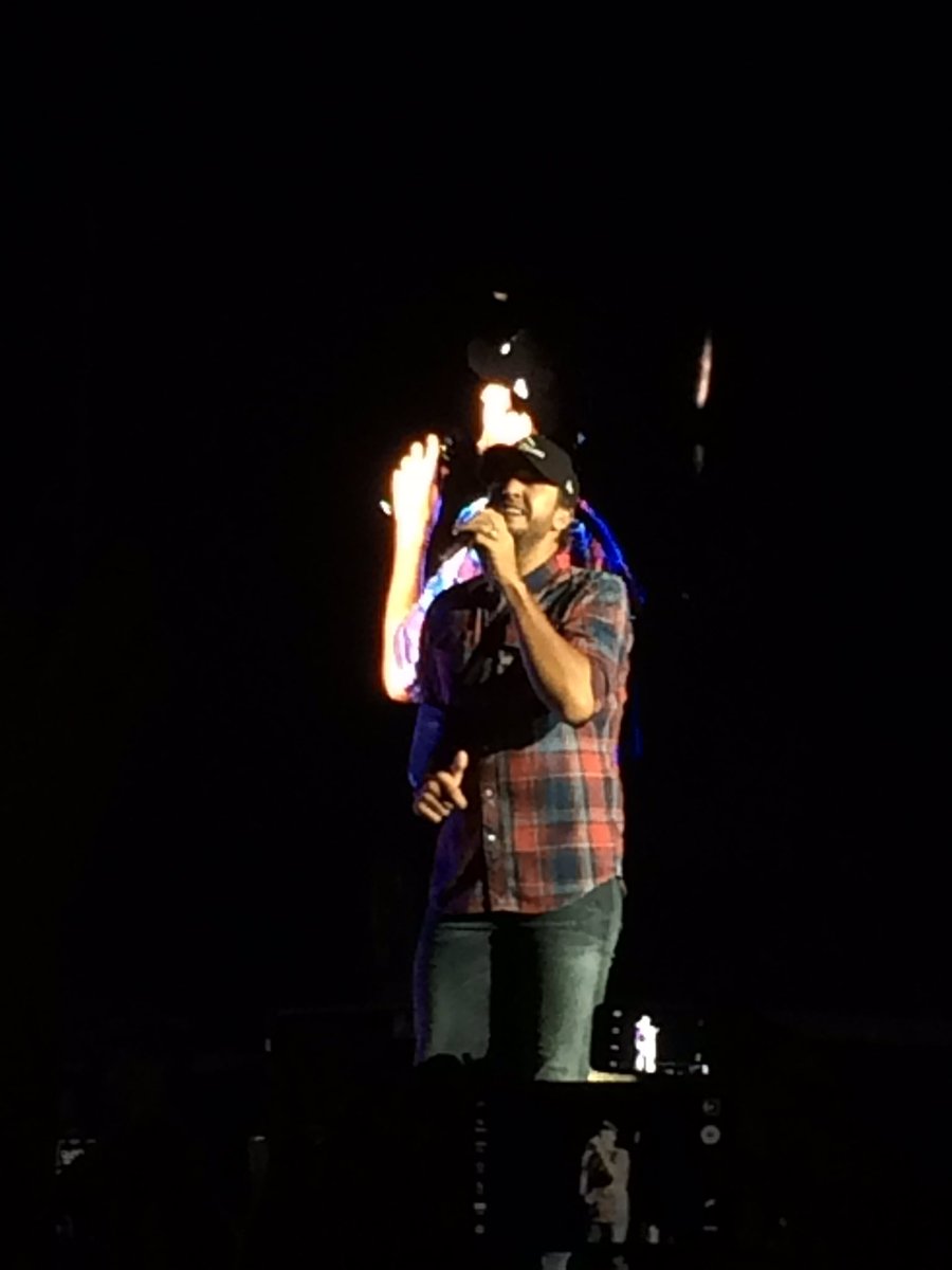 Kimmccll's tweet photo. #RangerfortheFarmer #LukeBryan #FarmTour2016 #hessodamnhot https://t.co/VeHhVf8UTI