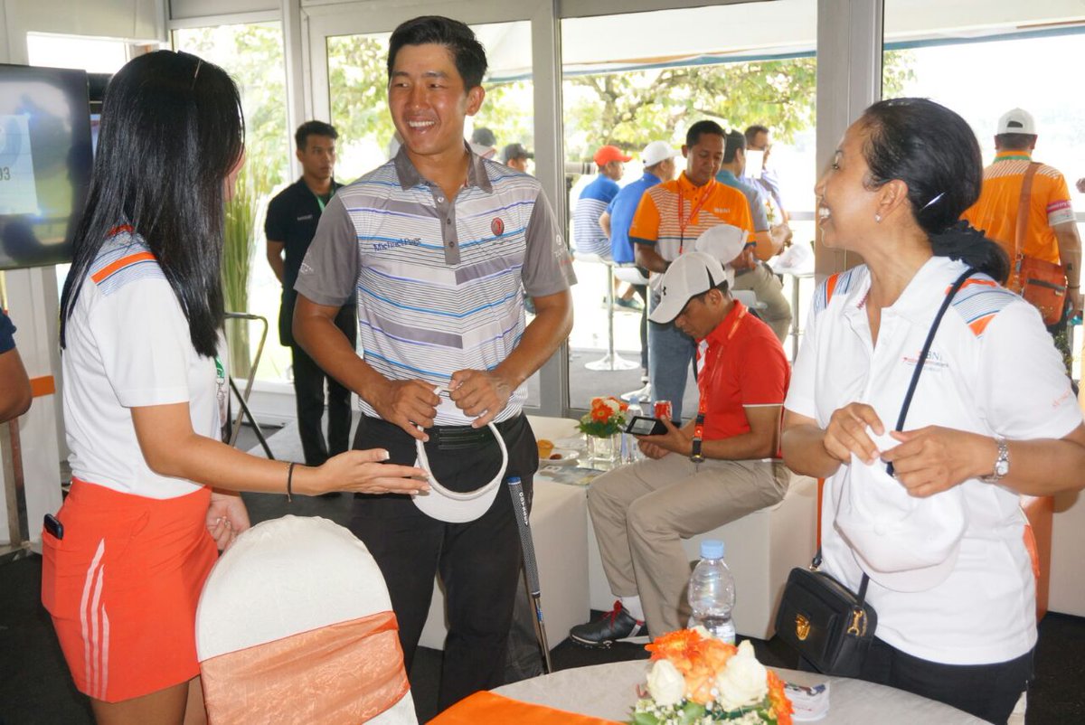 IndoMasters's tweet image. Menteri BUMN Rini Soemarno dan George Gandranata bercengkerama dengan BNI VIP Members di BNI VIP Marquee. #IMGOLF16