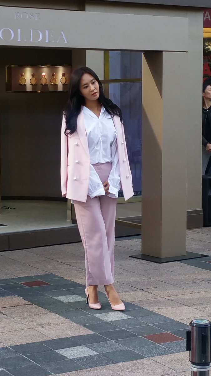 [PIC][09-10-2016]Yuri tham dự buổi Fansign thứ 2 cho thương hiệu nước hoa "BVLGARI Rose Goldea" tại Myeongdong Lotte Duty Free vào chiều nay - Page 2 CuTfRiaVYAA2VZP