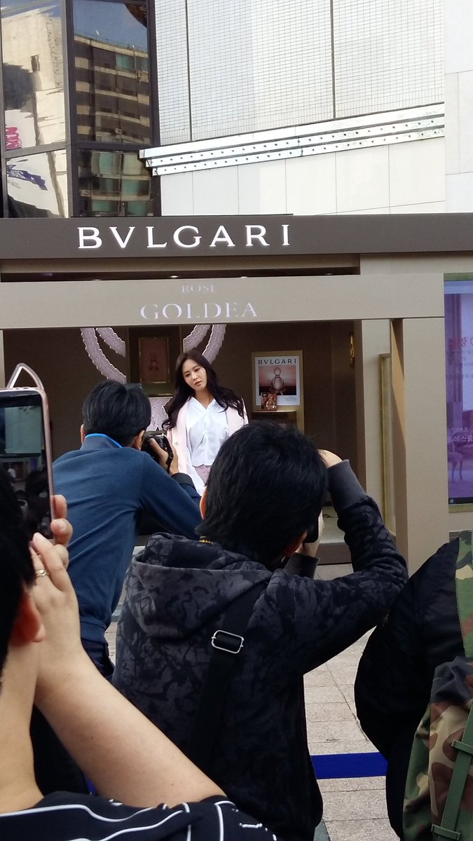 [PIC][09-10-2016]Yuri tham dự buổi Fansign thứ 2 cho thương hiệu nước hoa "BVLGARI Rose Goldea" tại Myeongdong Lotte Duty Free vào chiều nay - Page 2 CuTfSSFUMAASy6K