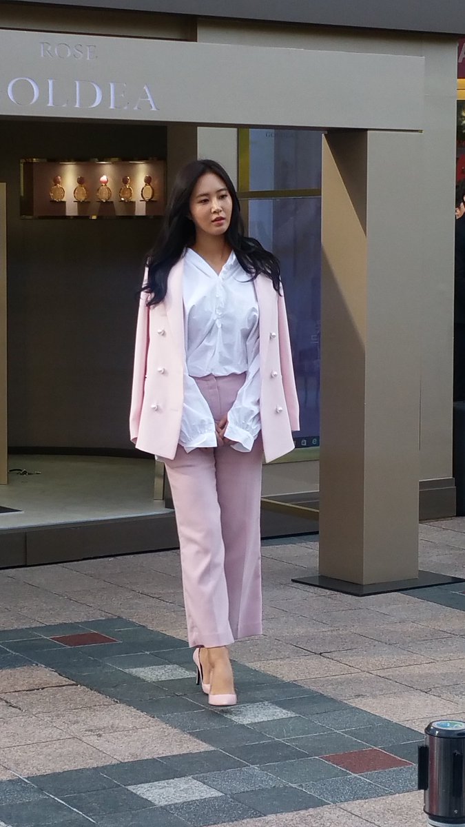[PIC][09-10-2016]Yuri tham dự buổi Fansign thứ 2 cho thương hiệu nước hoa "BVLGARI Rose Goldea" tại Myeongdong Lotte Duty Free vào chiều nay - Page 2 CuTfTEhVMAEVmbK