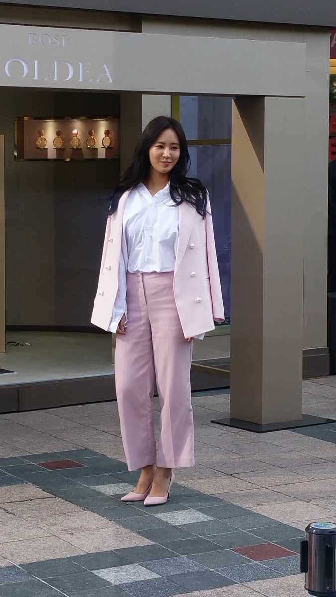 [PIC][09-10-2016]Yuri tham dự buổi Fansign thứ 2 cho thương hiệu nước hoa "BVLGARI Rose Goldea" tại Myeongdong Lotte Duty Free vào chiều nay - Page 2 CuTfUV7UIAATuEH