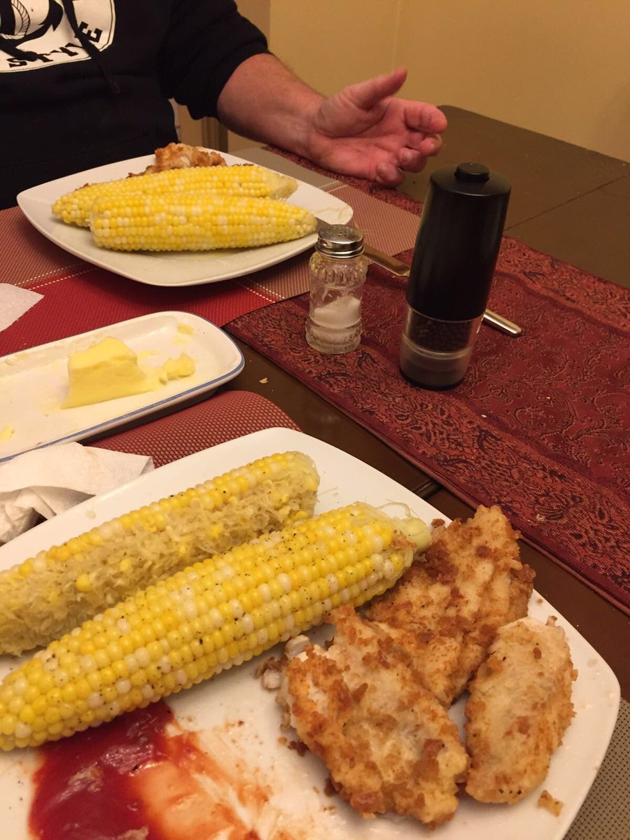 aseamans1's tweet photo. Enjoying a healthy meal. #bb2016ghc #4 #teamriverview https://t.co/WEZciRkFEk
