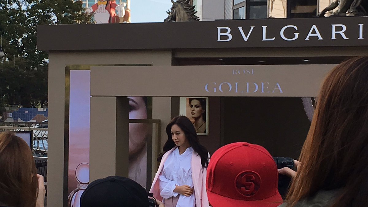 [PIC][09-10-2016]Yuri tham dự buổi Fansign thứ 2 cho thương hiệu nước hoa "BVLGARI Rose Goldea" tại Myeongdong Lotte Duty Free vào chiều nay - Page 2 CuTmML8UIAEzIbP