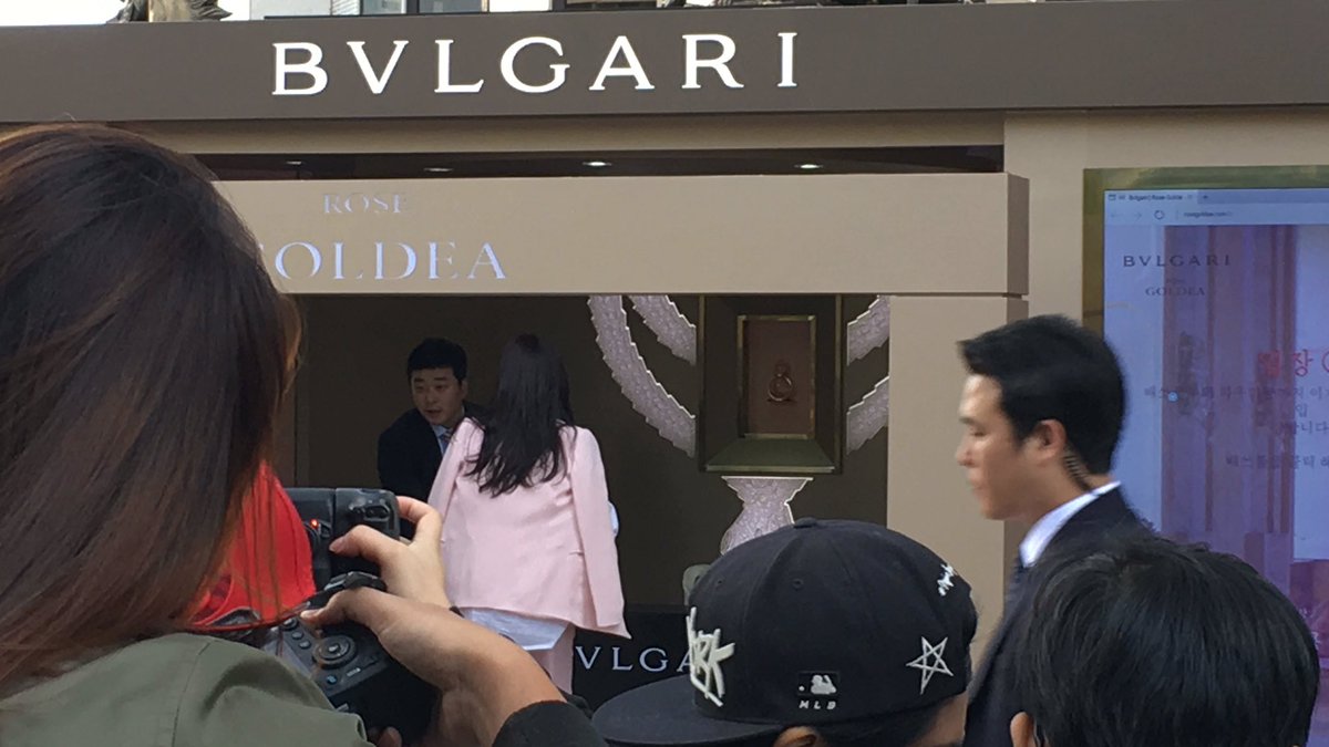 [PIC][09-10-2016]Yuri tham dự buổi Fansign thứ 2 cho thương hiệu nước hoa "BVLGARI Rose Goldea" tại Myeongdong Lotte Duty Free vào chiều nay - Page 2 CuTmML8VMAEMWyP