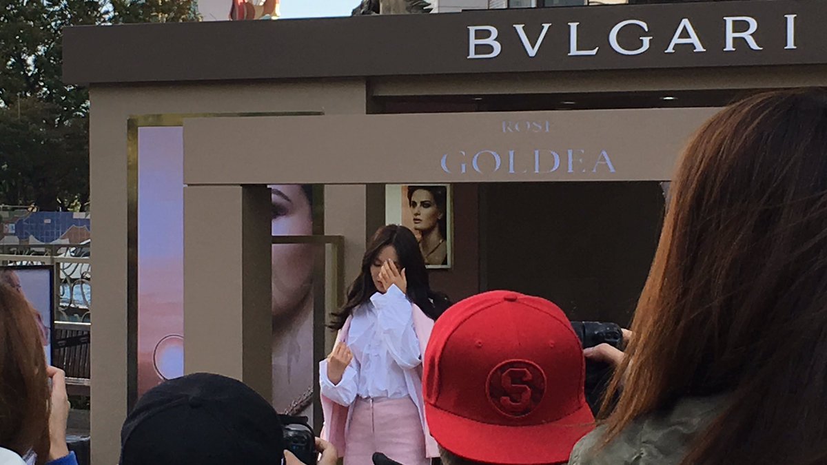 [PIC][09-10-2016]Yuri tham dự buổi Fansign thứ 2 cho thương hiệu nước hoa "BVLGARI Rose Goldea" tại Myeongdong Lotte Duty Free vào chiều nay - Page 2 CuTmML9UMAExQJs