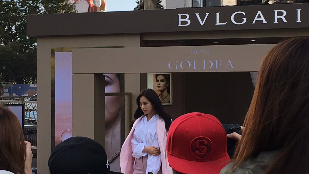 [PIC][09-10-2016]Yuri tham dự buổi Fansign thứ 2 cho thương hiệu nước hoa "BVLGARI Rose Goldea" tại Myeongdong Lotte Duty Free vào chiều nay - Page 2 CuTmML9VUAAYGwU