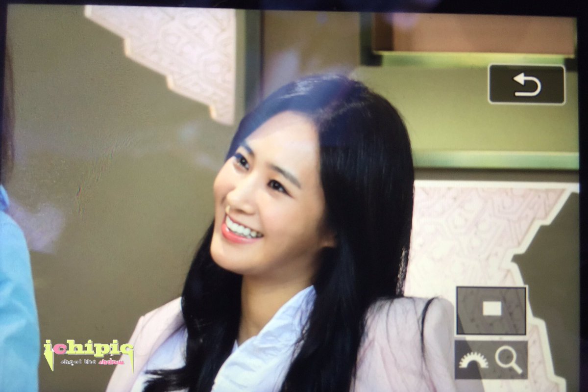 [PIC][09-10-2016]Yuri tham dự buổi Fansign thứ 2 cho thương hiệu nước hoa "BVLGARI Rose Goldea" tại Myeongdong Lotte Duty Free vào chiều nay CuTncajVIAAyUy_