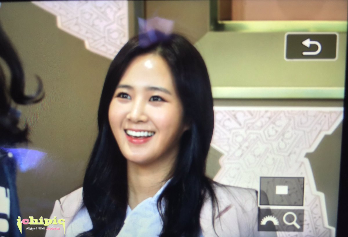 [PIC][09-10-2016]Yuri tham dự buổi Fansign thứ 2 cho thương hiệu nước hoa "BVLGARI Rose Goldea" tại Myeongdong Lotte Duty Free vào chiều nay CuTncakUkAAyf9G