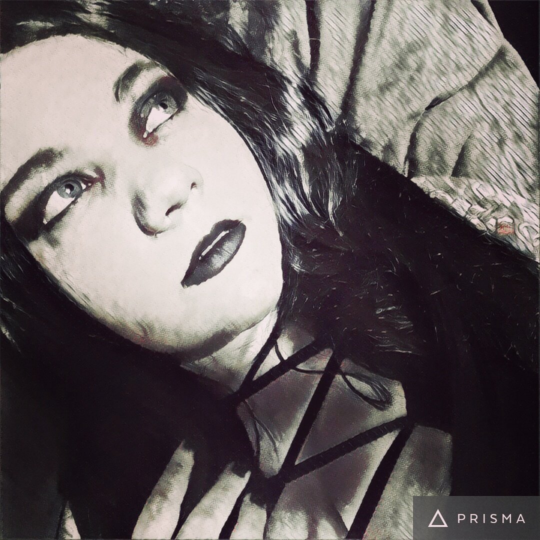 IvyFrantum's tweet photo. #prisma #goth #makeup #selfie #woman https://t.co/Ajv22sVP6D