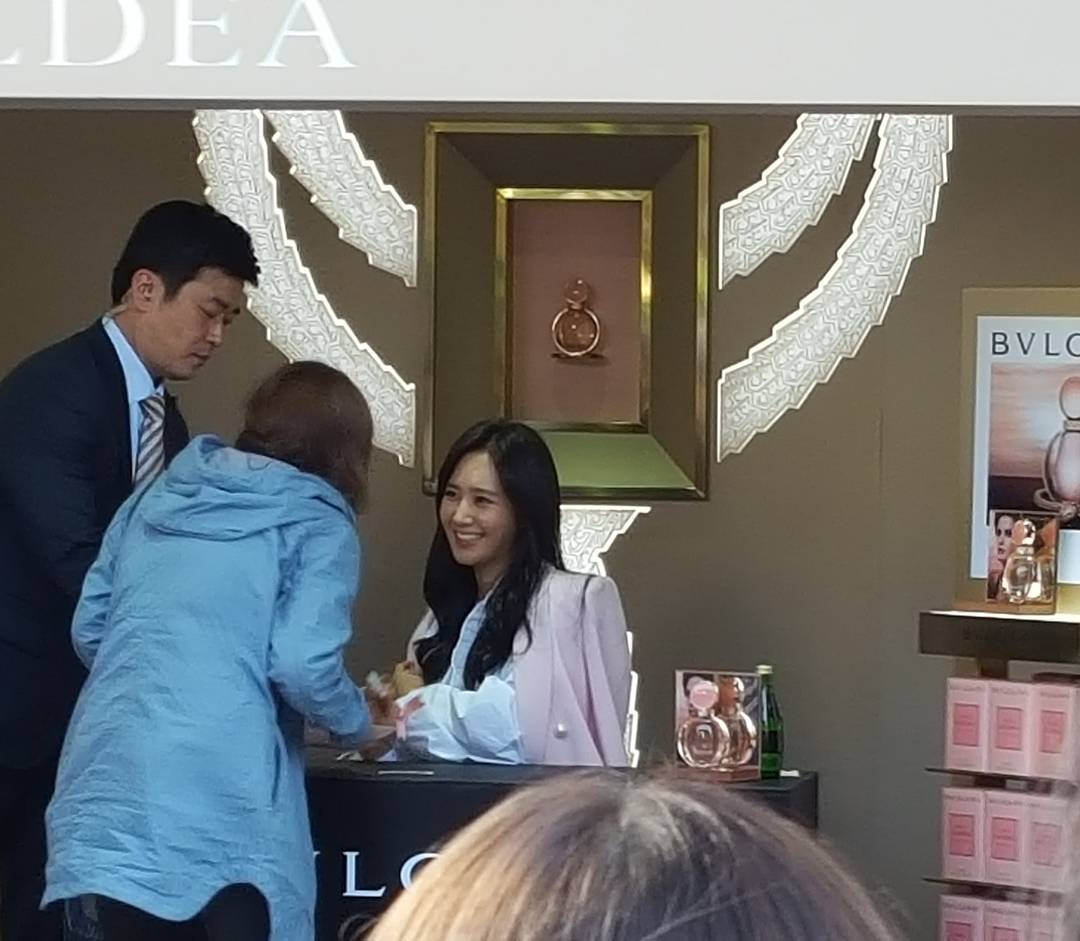 [PIC][09-10-2016]Yuri tham dự buổi Fansign thứ 2 cho thương hiệu nước hoa "BVLGARI Rose Goldea" tại Myeongdong Lotte Duty Free vào chiều nay - Page 2 CuTpv1KVYAAPbzG