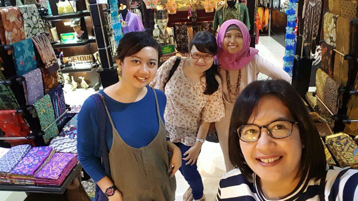 SongJoongKi_ID's tweet photo. Para admin SJKID yg sibuk sejak kemarin menyiapkan charity 😊 @selvyKD @nuraisyahyuri @RikaDeanea @poethreebouvier https://t.co/aC1zcUtCQK