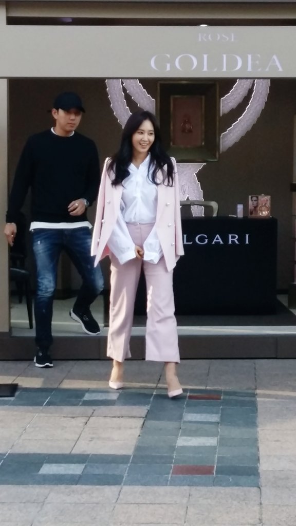 [PIC][09-10-2016]Yuri tham dự buổi Fansign thứ 2 cho thương hiệu nước hoa "BVLGARI Rose Goldea" tại Myeongdong Lotte Duty Free vào chiều nay - Page 2 CuTs0kvVMAA83KQ