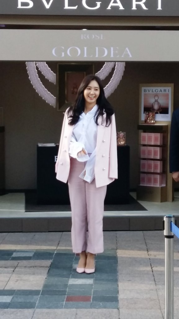 [PIC][09-10-2016]Yuri tham dự buổi Fansign thứ 2 cho thương hiệu nước hoa "BVLGARI Rose Goldea" tại Myeongdong Lotte Duty Free vào chiều nay - Page 2 CuTs1P7UMAANFUy