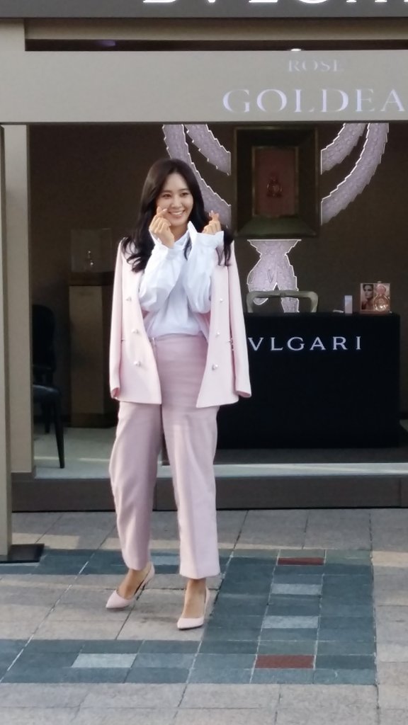 [PIC][09-10-2016]Yuri tham dự buổi Fansign thứ 2 cho thương hiệu nước hoa "BVLGARI Rose Goldea" tại Myeongdong Lotte Duty Free vào chiều nay - Page 2 CuTto_lVUAAKNGn