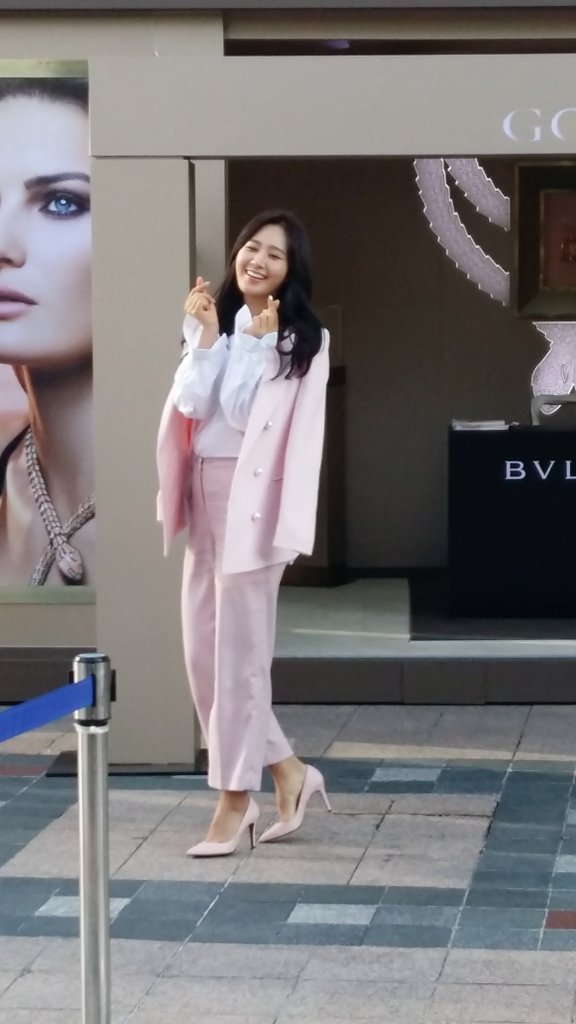 [PIC][09-10-2016]Yuri tham dự buổi Fansign thứ 2 cho thương hiệu nước hoa "BVLGARI Rose Goldea" tại Myeongdong Lotte Duty Free vào chiều nay - Page 2 CuTtpm_UEAAwu1S