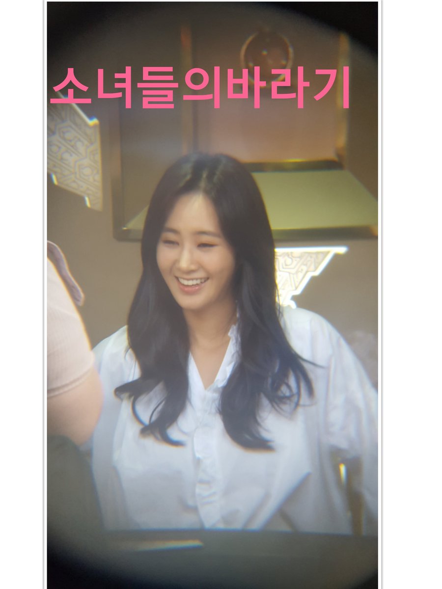 [PIC][09-10-2016]Yuri tham dự buổi Fansign thứ 2 cho thương hiệu nước hoa "BVLGARI Rose Goldea" tại Myeongdong Lotte Duty Free vào chiều nay - Page 2 CuTv6cDVIAE26dY