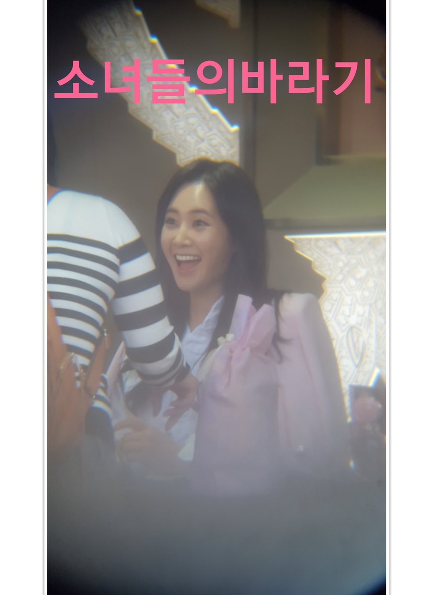 [PIC][09-10-2016]Yuri tham dự buổi Fansign thứ 2 cho thương hiệu nước hoa "BVLGARI Rose Goldea" tại Myeongdong Lotte Duty Free vào chiều nay - Page 2 CuTv8nQUIAEwiVn