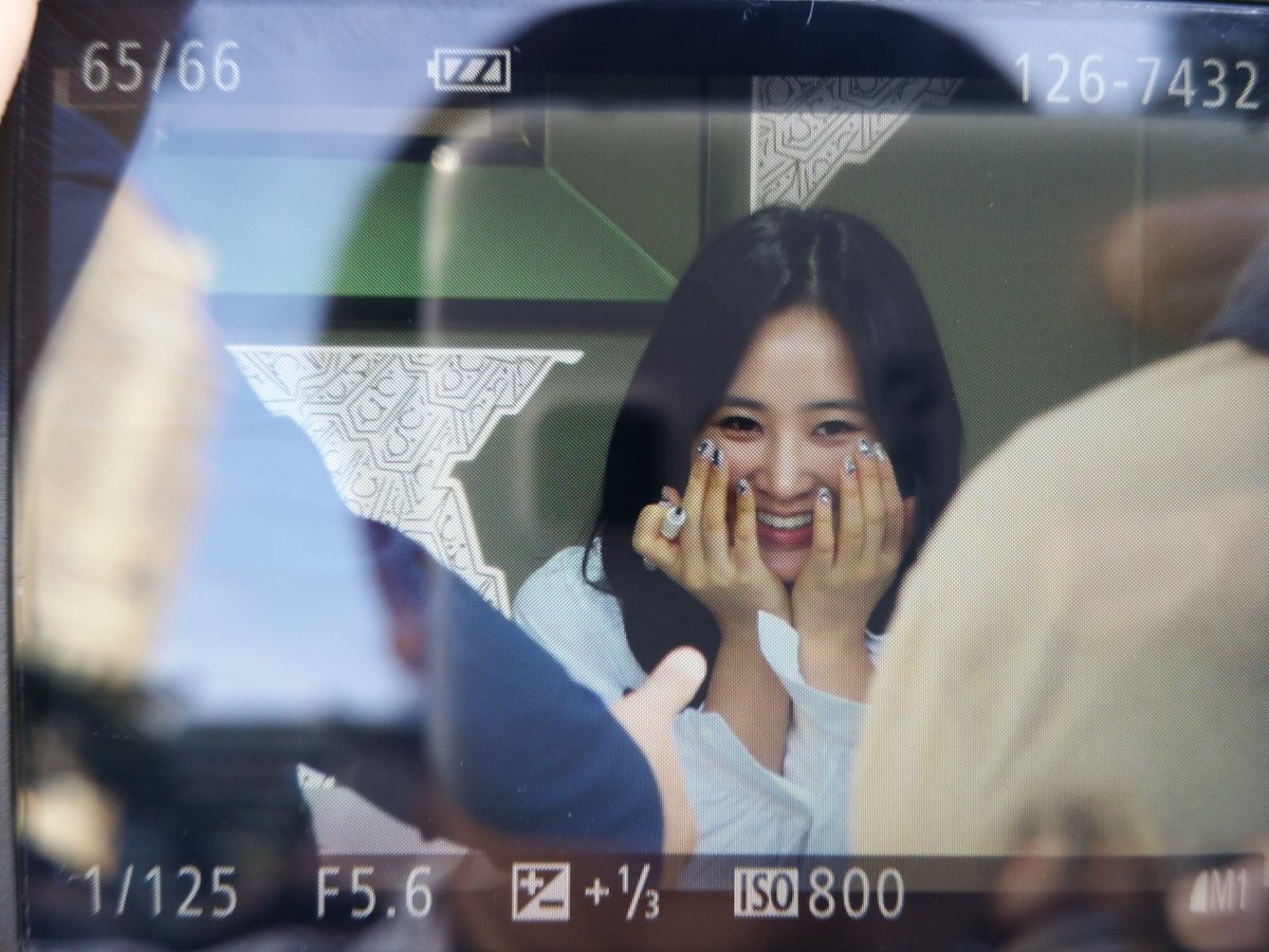 [PIC][09-10-2016]Yuri tham dự buổi Fansign thứ 2 cho thương hiệu nước hoa "BVLGARI Rose Goldea" tại Myeongdong Lotte Duty Free vào chiều nay CuTwVAKVMAAGtnF