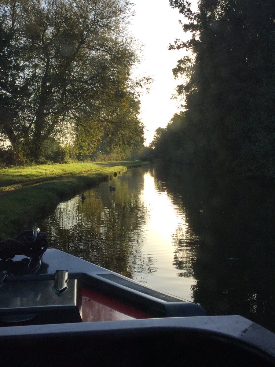 Aornis's tweet photo. Lovely morning at Fradley Junction, Coventry Canal. Time for a cuppa #Haversham https://t.co/G4cNbjDY5K