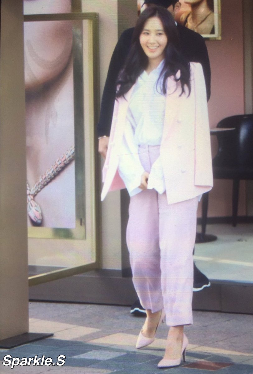 [PIC][09-10-2016]Yuri tham dự buổi Fansign thứ 2 cho thương hiệu nước hoa "BVLGARI Rose Goldea" tại Myeongdong Lotte Duty Free vào chiều nay CuTyg17UsAAS-jE
