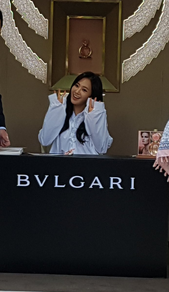 [PIC][09-10-2016]Yuri tham dự buổi Fansign thứ 2 cho thương hiệu nước hoa "BVLGARI Rose Goldea" tại Myeongdong Lotte Duty Free vào chiều nay - Page 2 CuTypGrVIAA2F_2
