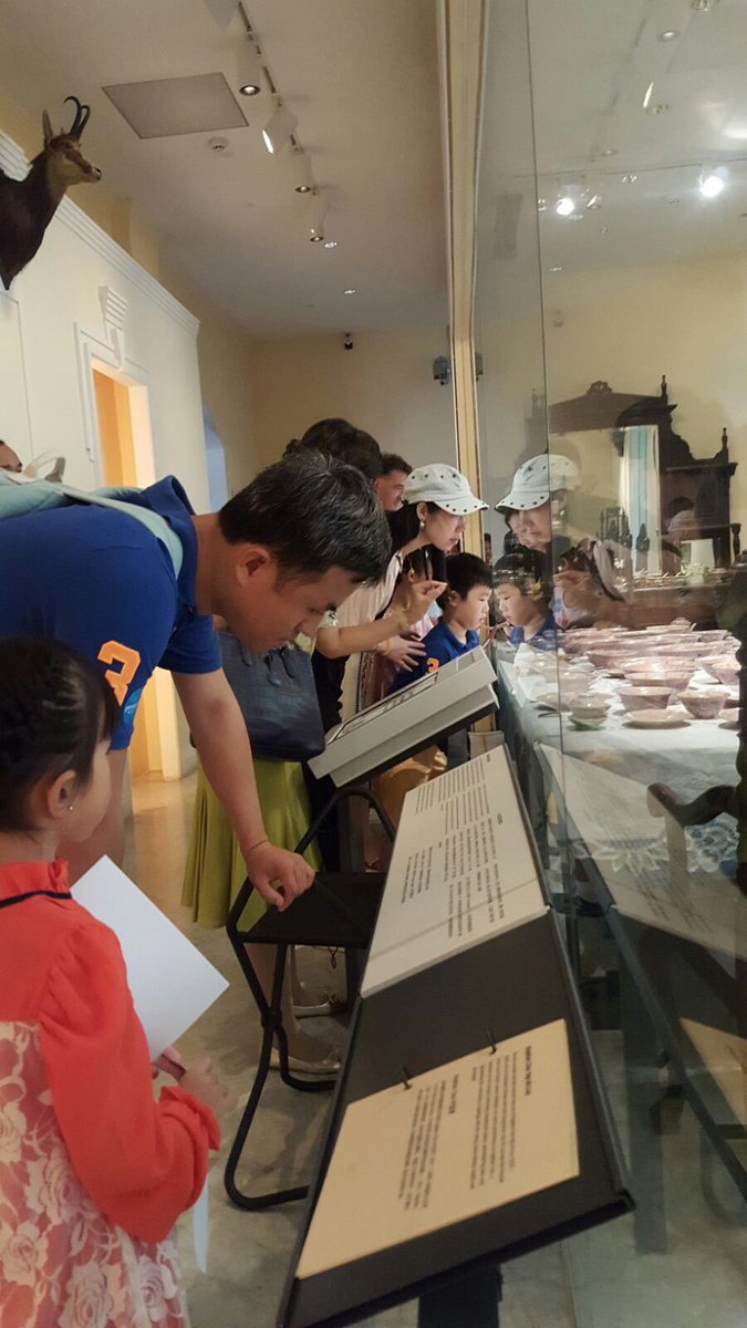 PeranakanMuseum's tweet photo. #HappeningNow: Gallery tour followed by drawing activity, at #StraitsFamilySunday. #tpmsg #PeranakanMuseum https://t.co/vzjbagg8eP