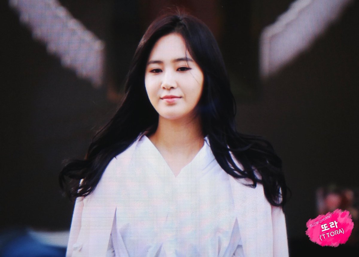 [PIC][09-10-2016]Yuri tham dự buổi Fansign thứ 2 cho thương hiệu nước hoa "BVLGARI Rose Goldea" tại Myeongdong Lotte Duty Free vào chiều nay CuTzDlRUMAAvVrC