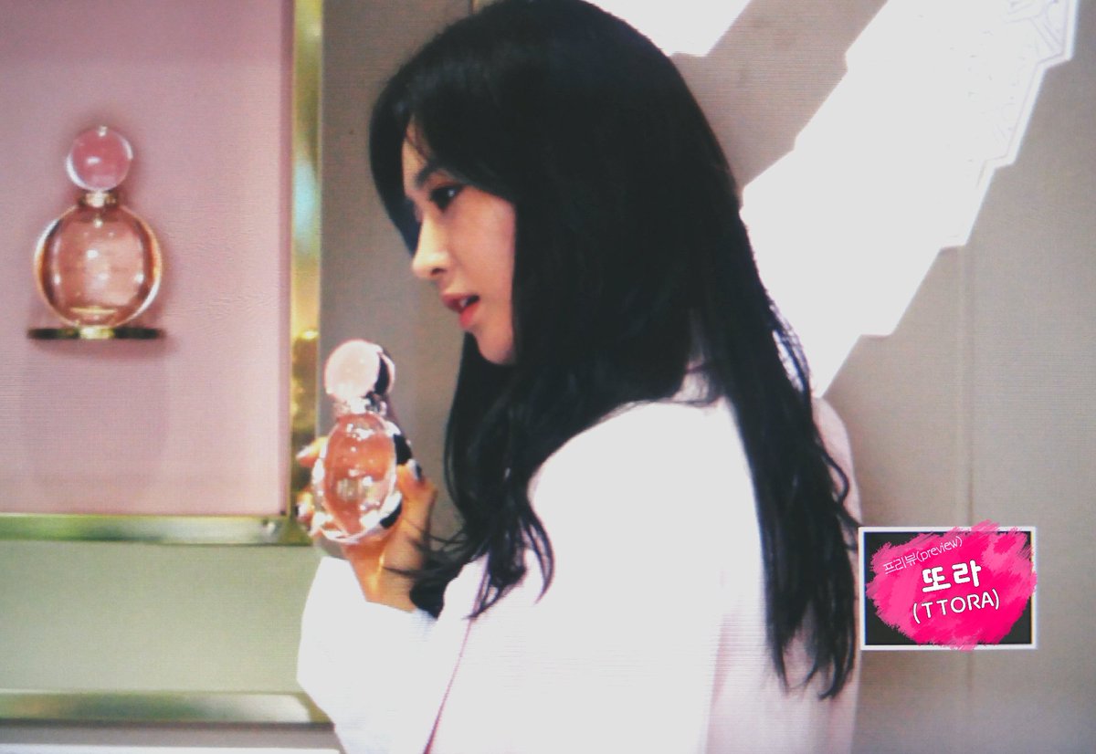 [PIC][09-10-2016]Yuri tham dự buổi Fansign thứ 2 cho thương hiệu nước hoa "BVLGARI Rose Goldea" tại Myeongdong Lotte Duty Free vào chiều nay CuTzEtLUMAAYOAc