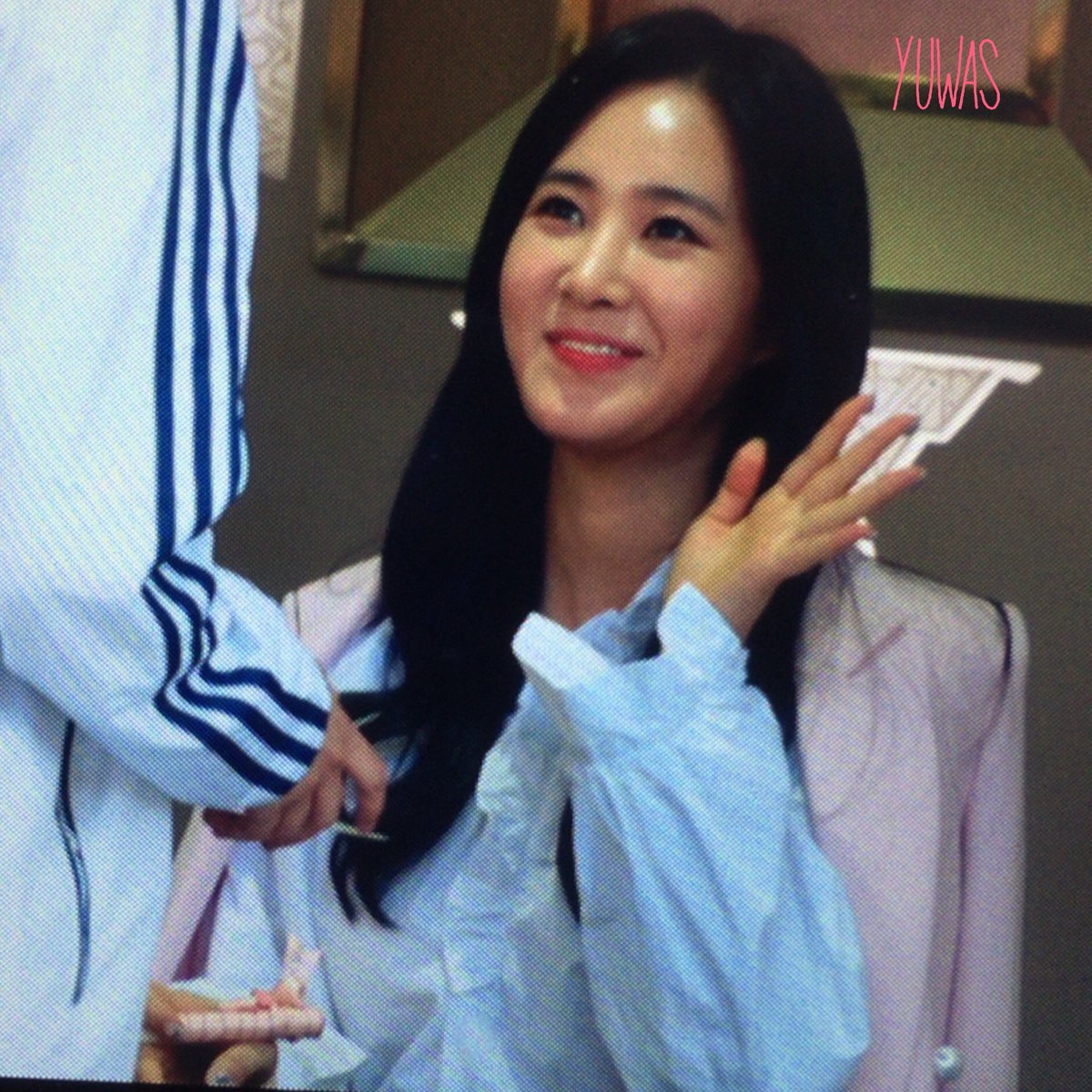 [PIC][09-10-2016]Yuri tham dự buổi Fansign thứ 2 cho thương hiệu nước hoa "BVLGARI Rose Goldea" tại Myeongdong Lotte Duty Free vào chiều nay CuTzlwBVIAA9c57