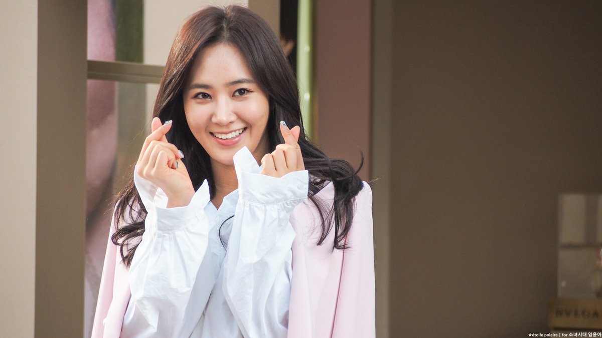 [PIC][09-10-2016]Yuri tham dự buổi Fansign thứ 2 cho thương hiệu nước hoa "BVLGARI Rose Goldea" tại Myeongdong Lotte Duty Free vào chiều nay - Page 2 CuU0n0oUMAABoVd