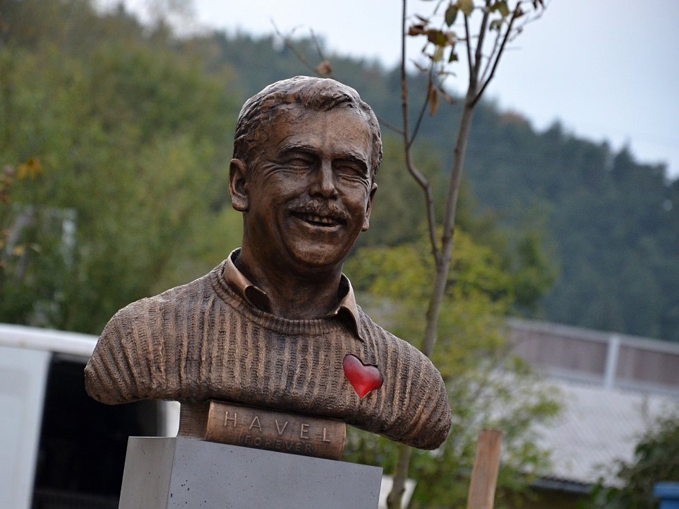 Off topic. U ZUŠ v Letovicích na Blanensku v sobotu odhalili bustu Václava Havla. <a href="/Havel80/">Havel80</a> #havel80 Foto: <a href="/DENIKcz/">Deník.cz</a>